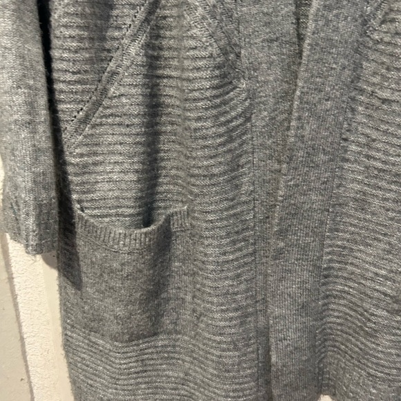 EUC Gray Cardigan With 2 Pockets and Ribbing on Front - Picture 8 of 9